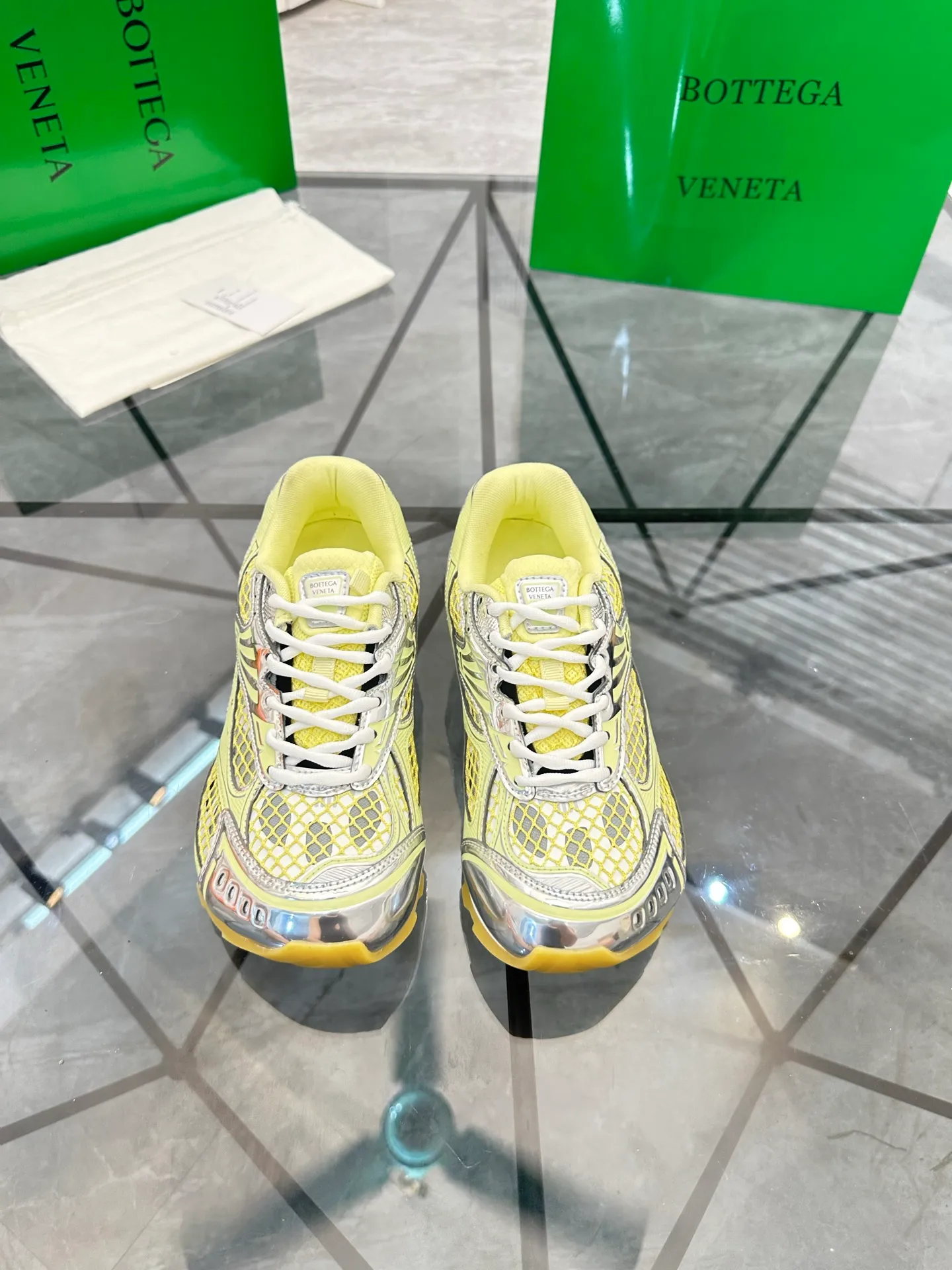 Factory men's shoes 💰: 620💰 (top version) BV Orbit sneakers Wang Yibo's same style couple's dad shoes Runner sneakers, made of lightweight technical mesh fabric. Matched with geometric pattern designed rubber outsole Wang Zha series high version Look for the package craftsmanship The actual height is much higher, but the legs are still slim. Very nice and playable and durable Matching to the standard 💯 Package shoe technology Look for the high version The outsole is made of color-blocked TPU outsole Women's model 35 36 37 38 39 40 41 (40 41 customized) Men's model 38 39 40 41 42 43 44 45. (Customized size 38 45.46) No. H345